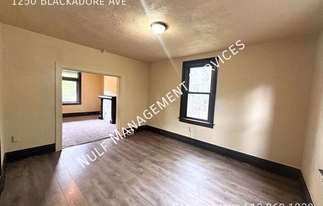 1250 BLACKADORE AVE