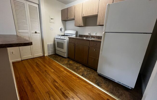 2 beds, 1 bath, 650 sqft, $1,350, Unit 4227 #D