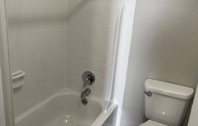 2 beds, 1 bath, 805 sqft, $899, Unit I113