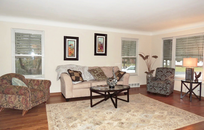 4 Bedroom - 2 Full Bath Bungalow for Rent!