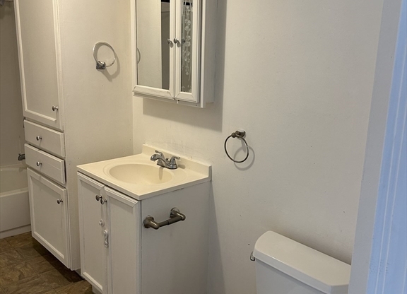 3 beds, 1 bath, $2,300, Unit 1