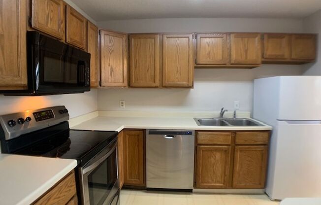 2 BR, 2 BA Condo  in the Heart of Roseville!