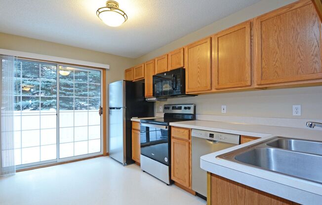 Available 03/01 2BD Woodbury Townhome Near Lakes, Trails Shopping & More!