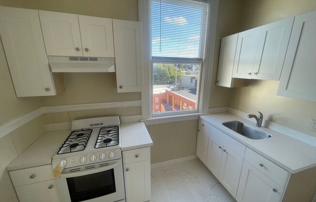 052 (2729 Lombard)