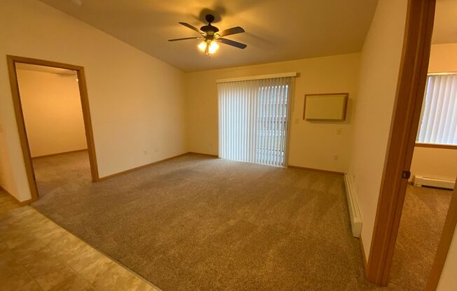 2 beds, 1 bath, 963 sqft, $1,365, Unit RT 7105-28