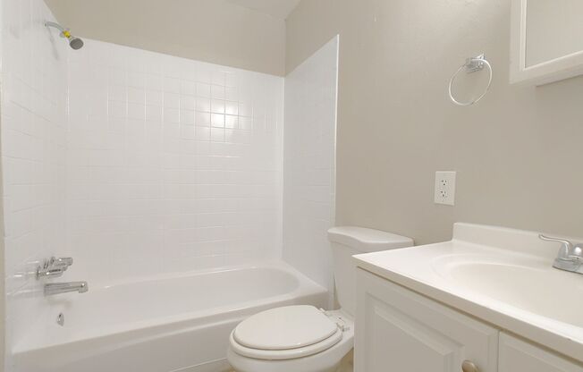 2 beds, 1 bath, 905 sqft, $995, Unit 5500-B