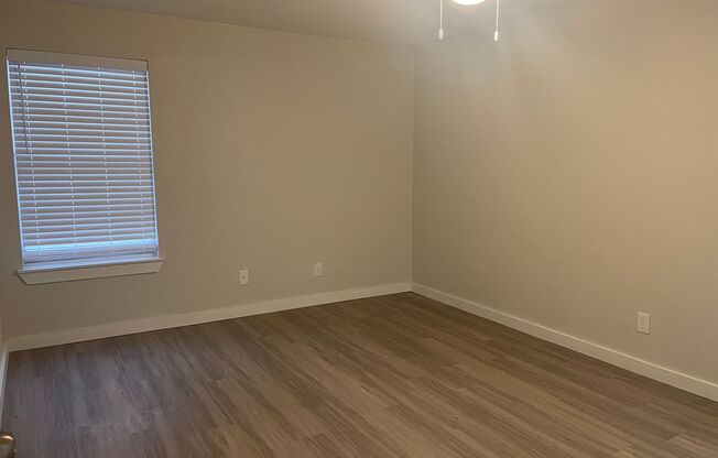 2 beds, 1 bath, 900 sqft, $1,550, Unit LAW7-112