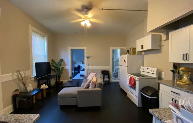 2 beds, 1 bath, 800 sqft, $1,600, Unit Unit 2