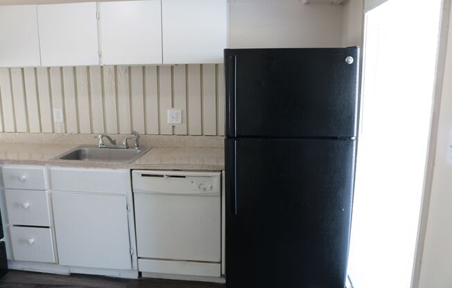 2 beds, 1 bath, 764 sqft, $875, Unit 57B