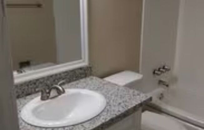 1 bed, 1 bath, 700 sqft, $1,300, Unit 19