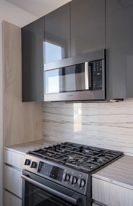 299 W 47 ST