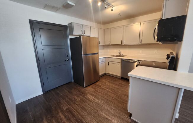 Studio, 1 bath, 352 sqft, $1,099, Unit 40