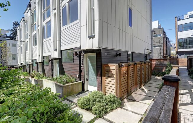 Stylish Capitol Hill Townhouse Living | 2 Bed + Den + Rooftop