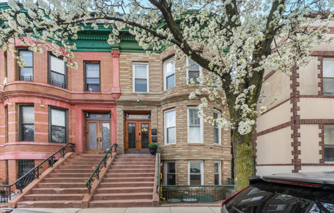 952 E 156 ST