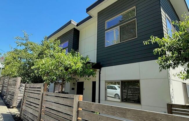 Contemporary 3BR Seattle Townhome – Comfort Meets Functional