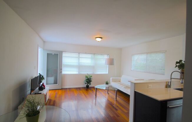Beautiful garden unit with 1bed/1bath in the heart of South Beach!