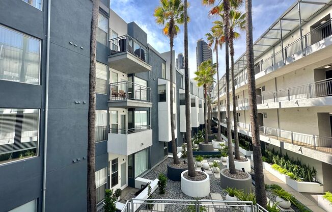 Luxury 2 Bed/2.5 Bath 2 Story Townhouse in Marina District in Downtown San Diego