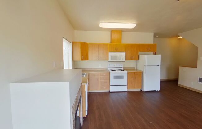 4 beds, 2 baths, $3,200, Unit 16