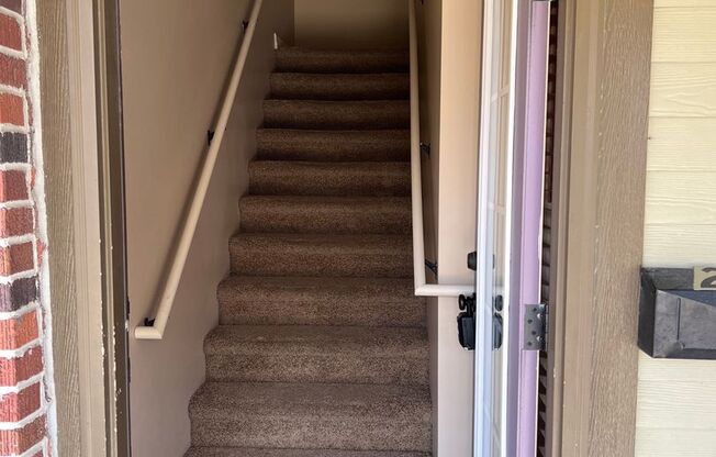 2 beds, 1 bath, 1,100 sqft, $1,695, Unit 615 - Unit 201 Duplex B1100