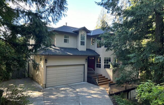 Treetop Oasis-Next to Green Belt & Stream In Front of House. Easy Access to Downtown Portland!