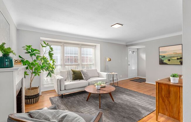 2 beds, 1 bath, 800 sqft, $1,950, Unit 824 N Mcknight