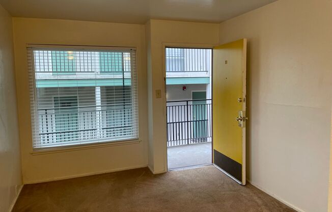 Best Location, 1/2 block from Telegraph and 4 Blocks from South Campus - Upper Floor!