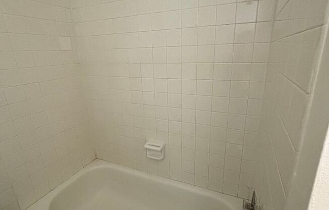 2 beds, 1 bath, $750, Unit 105