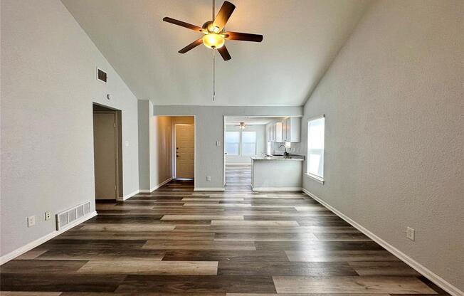 814 N Riverside Drive