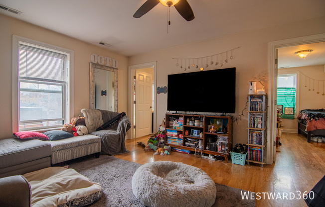 1623 W HURON