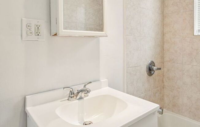 Studio, 1 bath, 280 sqft, $890, Unit A24