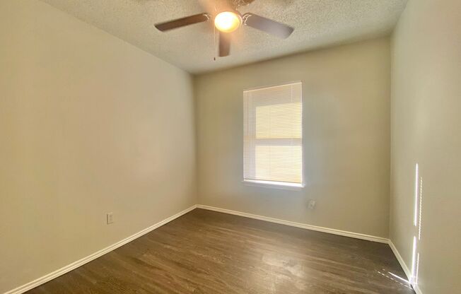 3 beds, 1 bath, $950