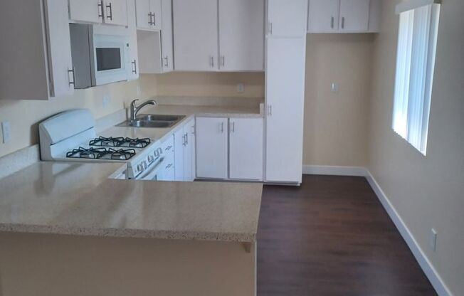 2 beds, 1 bath, 950 sqft, $2,000, Unit 7662-16