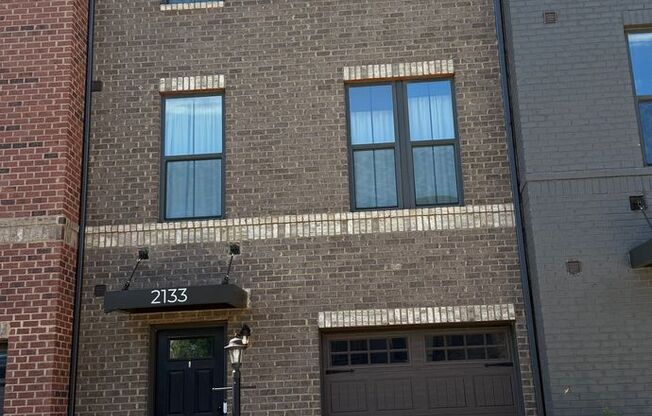 3 Bedroom Townhouse - City Living with a Garage
