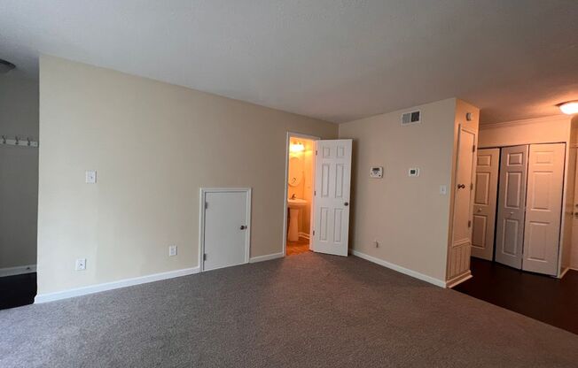 2 beds, 1.5 baths, 1,050 sqft, $995, Unit 35 Trapp Ct.