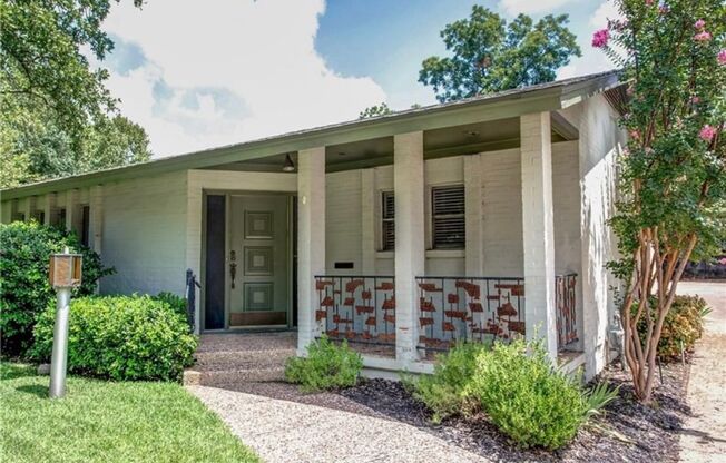 MIDCENTURY MODERN HOME IN CRESTWOOD