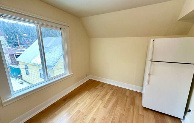 2 beds, 1 bath, $1,350, Unit A