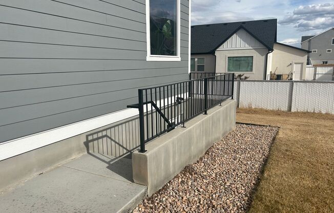 3 Bedroom 2 Bathroom -Basement Apartment-Saddlebrook Dr. Santaquin