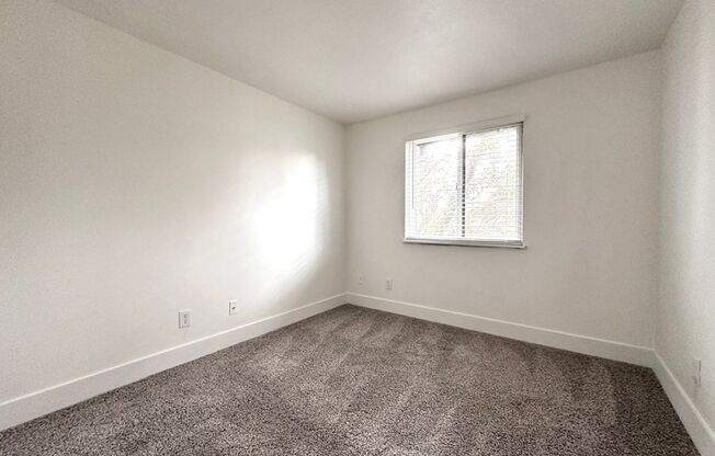 3 beds, 1.5 baths, 1,082 sqft, $1,925, Unit 16