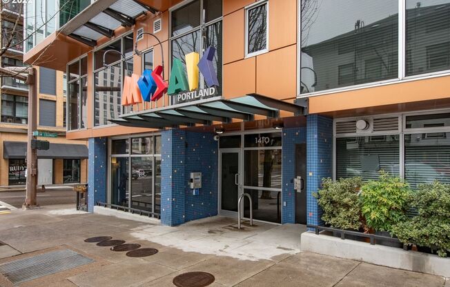 ONE FREE MONTH - Downtown Studio w/gas fireplace/Juliette balcony/additional storage (Portland State University/OHSU)
