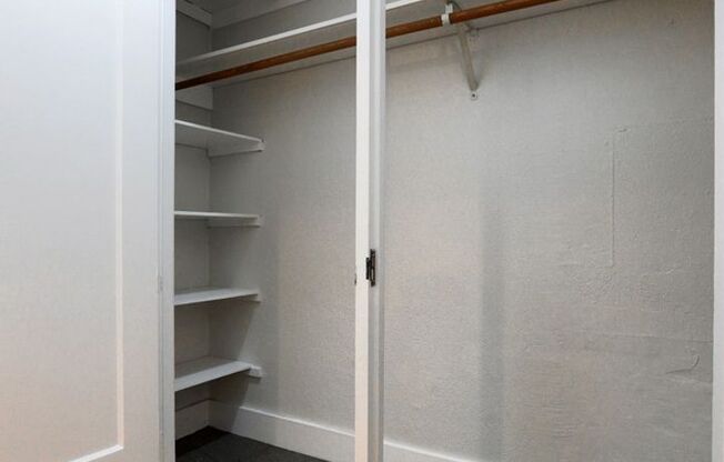 Studio, 1 bath, 425 sqft, $1,300, Unit 102