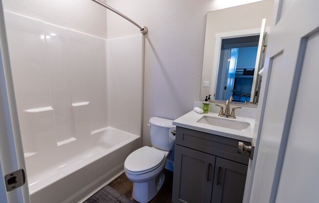 4 beds, 3 baths, $3,500, Unit 206