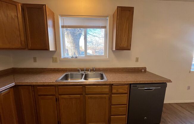 3 beds, 1 bath, $1,175, Unit 690 Richland # 2