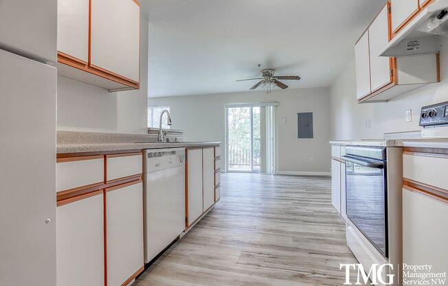 2 beds, 1 bath, 960 sqft, $1,475, Unit 220