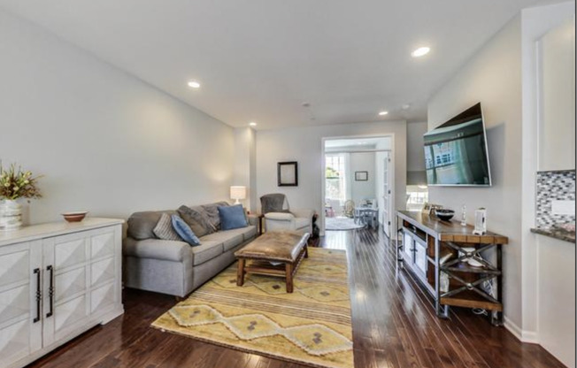 833 Lexington Circle East