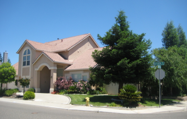 Large corner lot, 4 bedroom with Pool/Spa