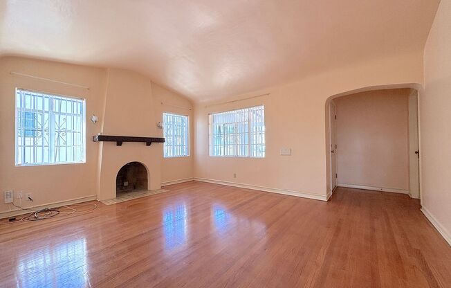 Central El Paso 3 bed with Refrig A/C and Hardwood Flooring!