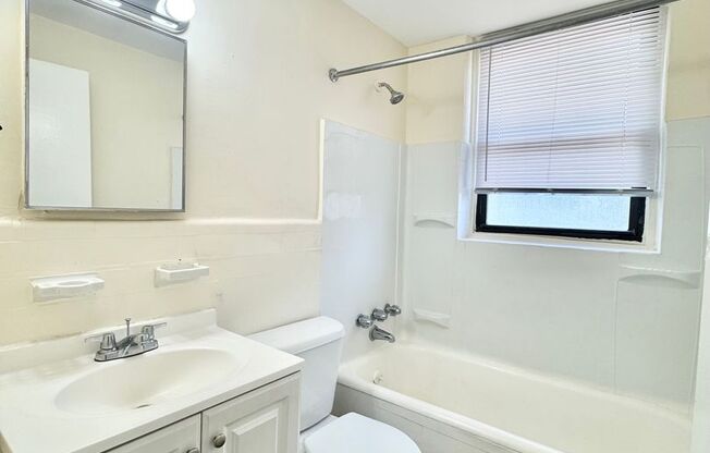 2 beds, 1 bath, $1,250, Unit H6