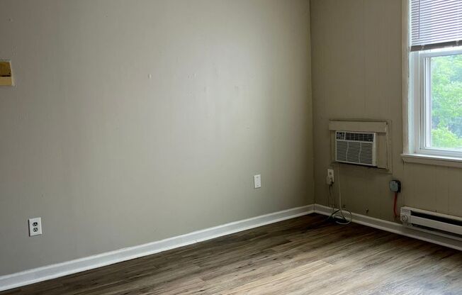 Studio, 1 bath, 310 sqft, $755, Unit 28