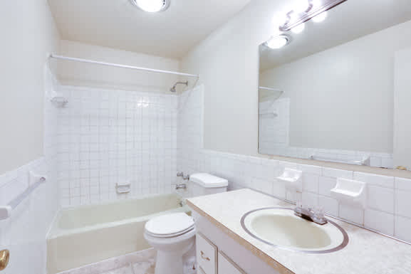 Sundridge Apartments – Bathroom – Master Bathroom - On-Site Laundry - 24 Hour Emergency Maintenance – Ask for a Tour - Extra Storage – Pet Friendly