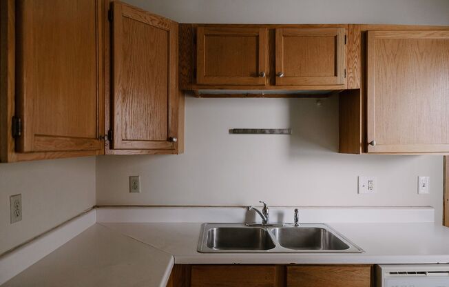 3 beds, 1 bath, 1,086 sqft, $1,595, Unit 307-15